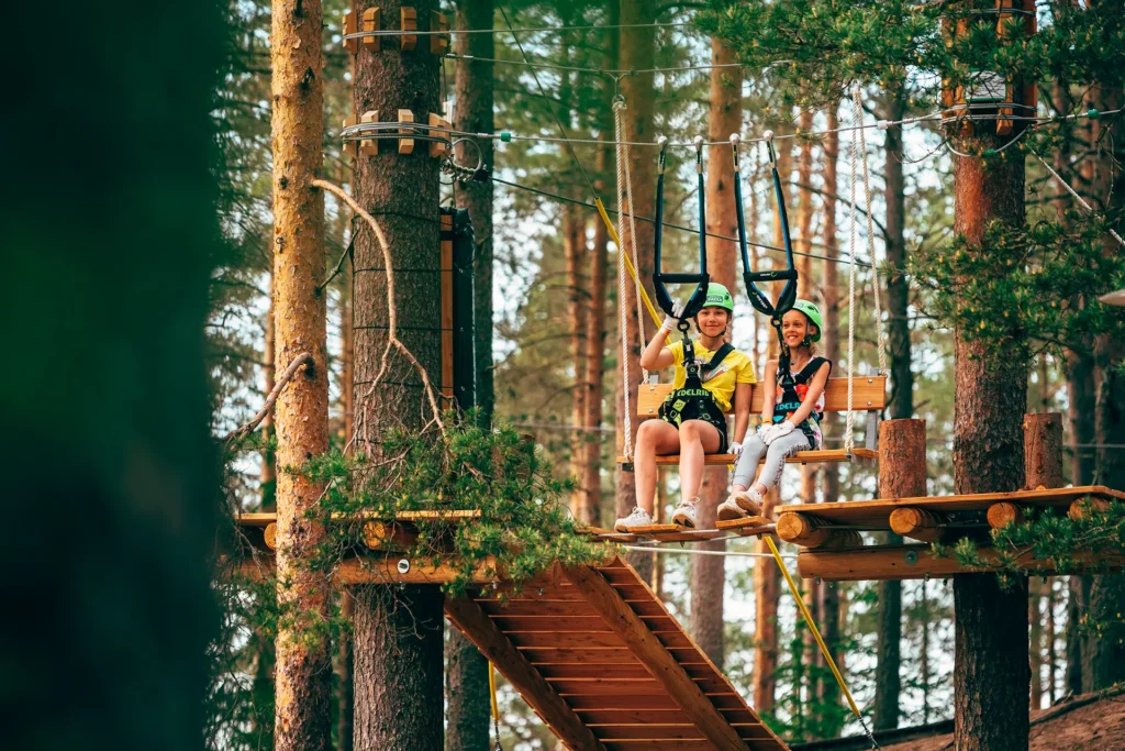 Kaksi nuorta seikkailuradalla Kalajoella