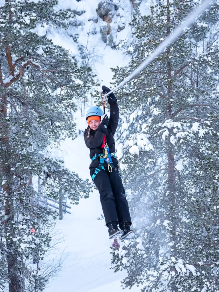 vaijeriliuku talvella lumisessa maisemassa