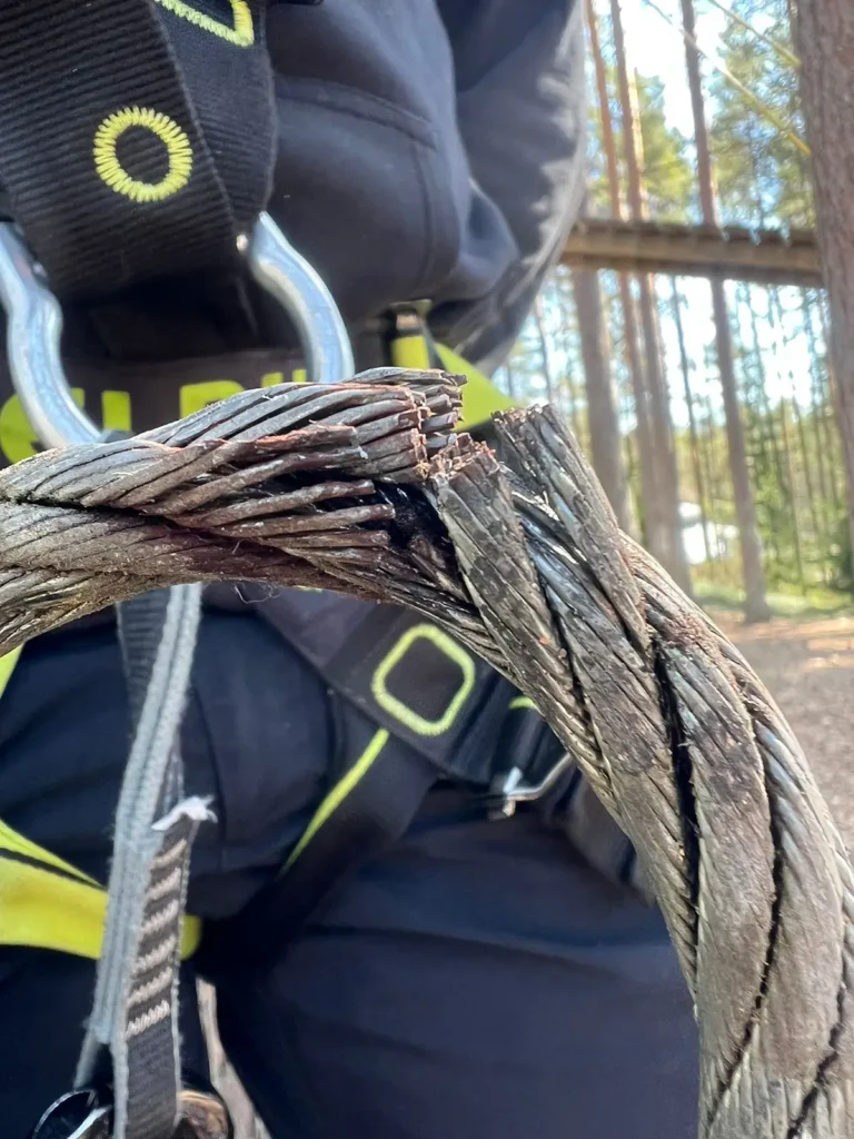 Lähes poikki kulunut kaapeli seikkailupuistossa